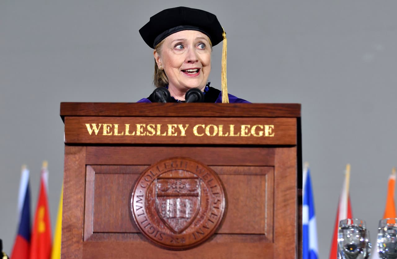 La "estafa" del presupuesto, el fantasma de Nixon y otros dardos que lanzó Hillary Clinton a Trump en su discurso de graduación en Wellesley College