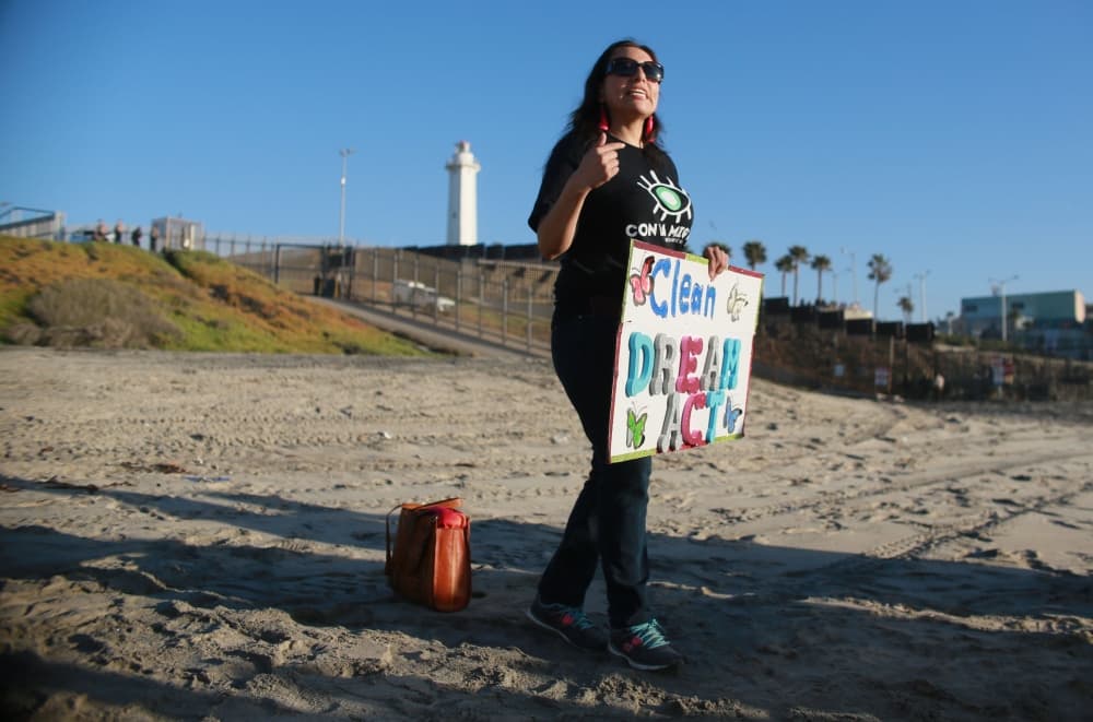 María De la Rosa habló ante los manifestantes sobre la necesidad de que el Dream Act sea aprobado sin condiciones.