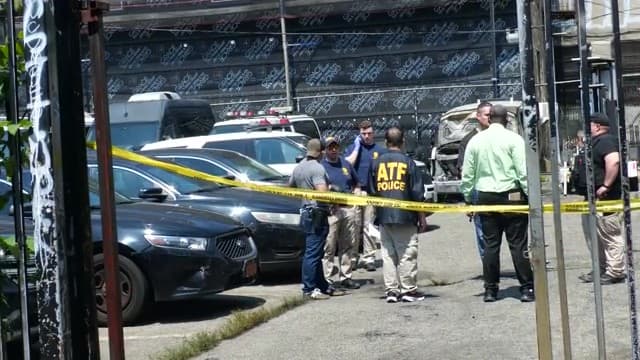 Dos sospechosos enmascarados provocaron daños significativos a vehículos policiales en Brooklyn, cerca de la comisaría 83. El ataque ocurrió durante la madrugada del jueves, dejando 11 vehículos carbonizados y explosivos sin detonar en otros tres.