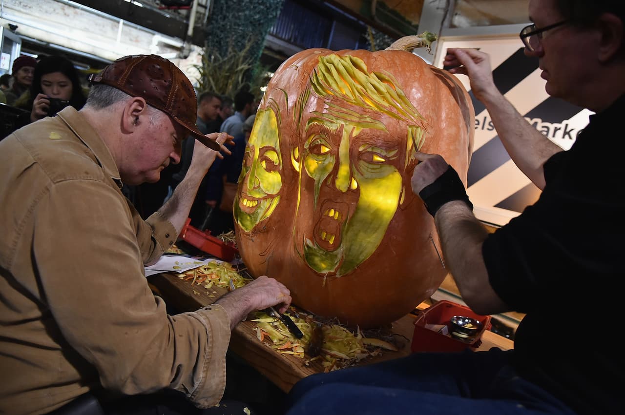 El maestro Hugh McMahon se enfoca en los detalles de los rostros de los dos aspirantes a la presidencia de EEUU.
