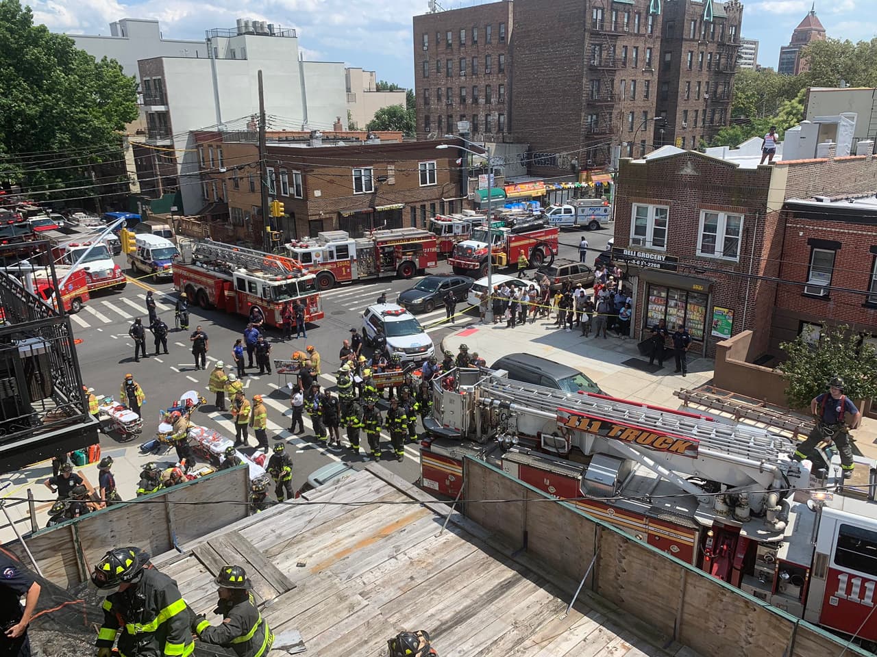 Decenas de bomberos respondieron al edificio. En las imágenes puede verse una gran actividad en la zona del derrumbe.
