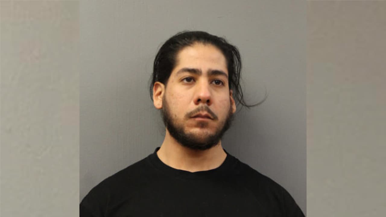Danny González está bajo custodia de la Policía de Chicago acusado de lesionar a puñaladas a dos hombres en 2021.