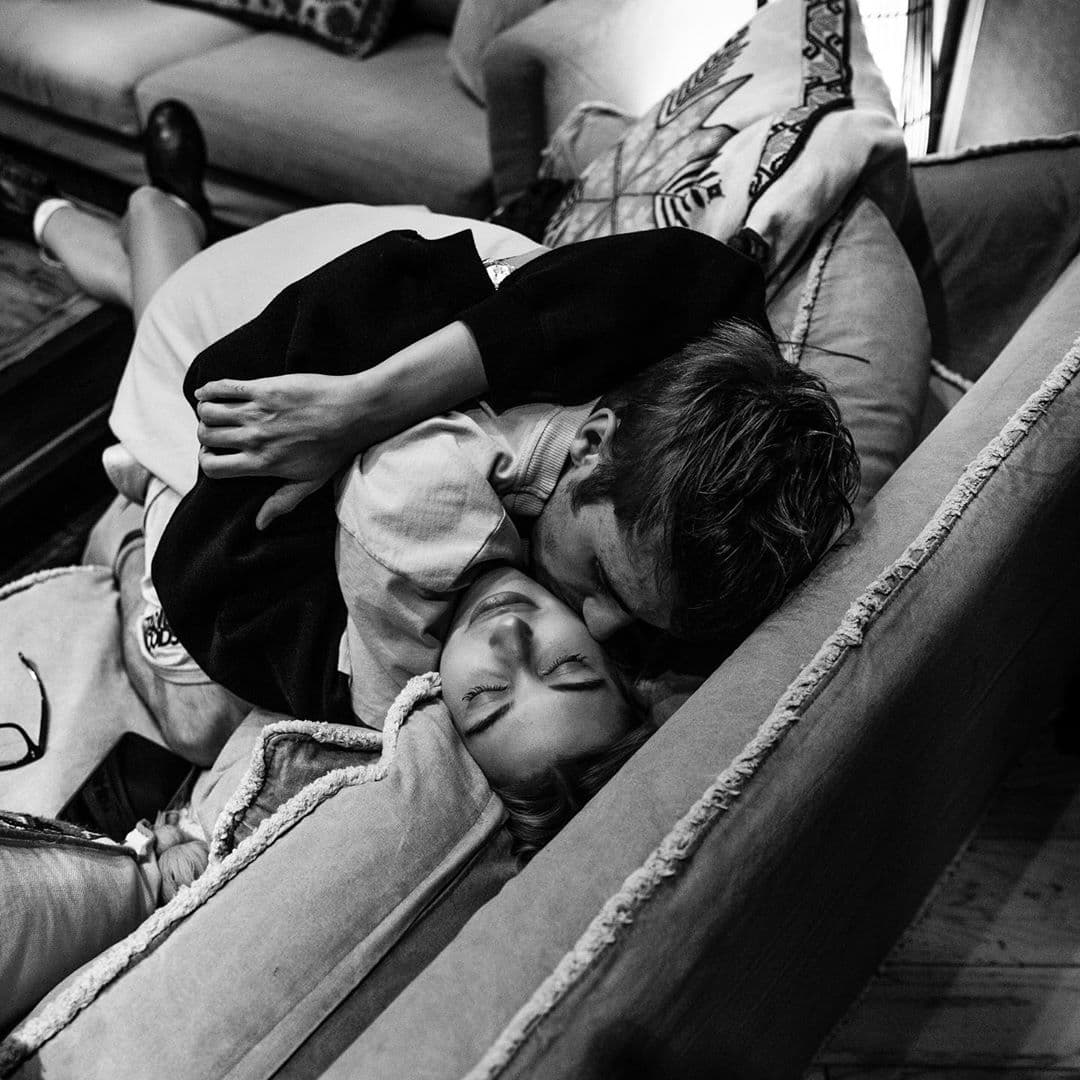 Mientras que Bieber le dijo a la revista estadounidense GQ: "Ya tengo mucho con lo que debo comprometerme. Muchas responsabilidades. No quiero sentir que la chica que amo es una responsabilidad adicional".