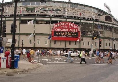 Los Chicago Cubs juegan en casa todo el fin de semana. Precios y horarios varios. El Wrigley Field está localizado en el 1060 W Addison St.
