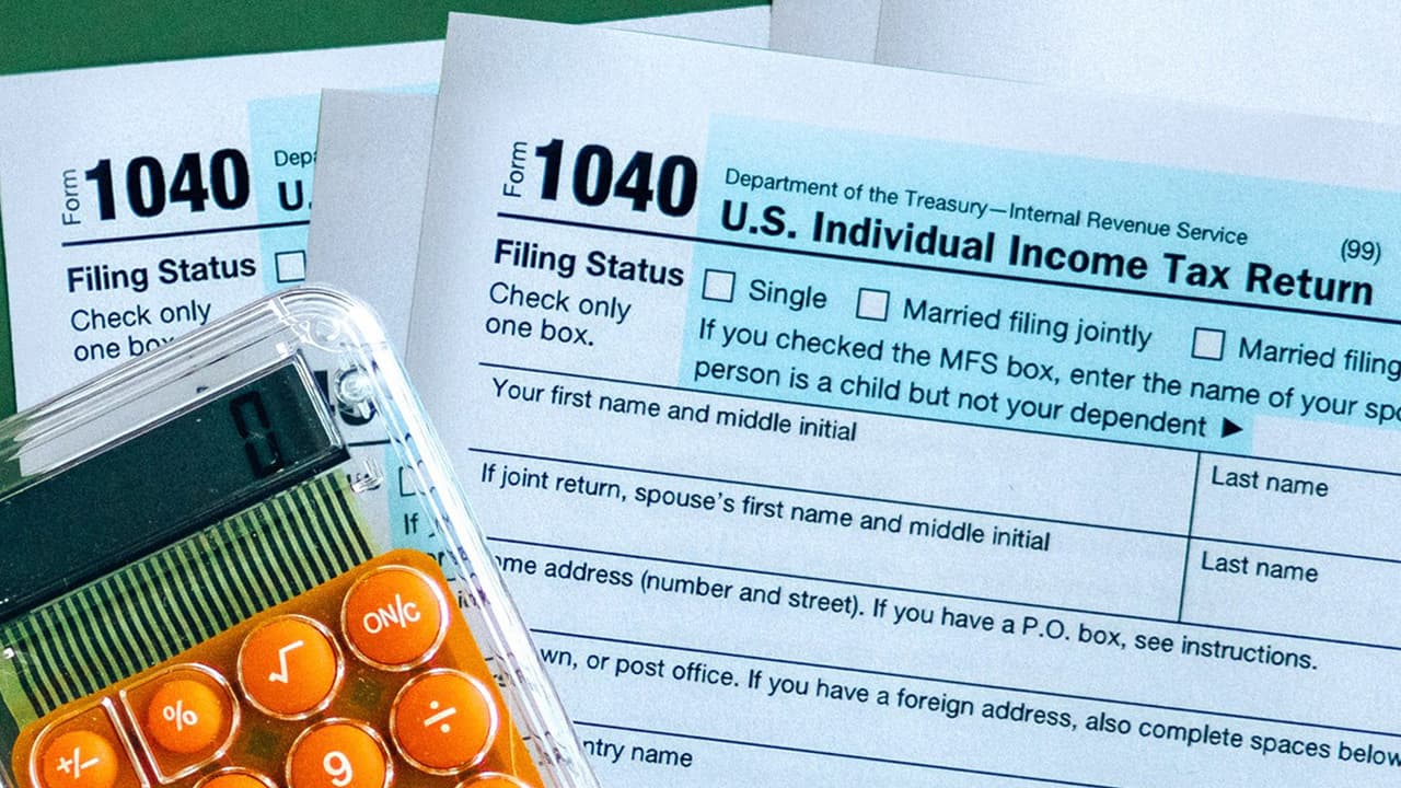 <b>Utiliza un programa comercial</b>
<br>Otra opción para presentar tu declaración en línea y acelerar el proceso de tu reembolso es utilizar un software o programa comercial.
<br>Si deseas más información sobre esta opción puedes visitar
<a href="https://www.irs.gov/es/e-file-providers/efile-with-commercial-software" target="_blank">este enlace.</a>