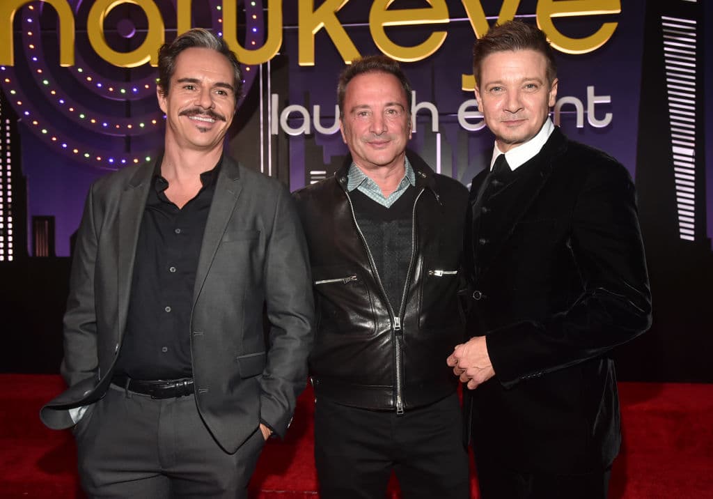 Tony Dalton con el co-presidente de Marvel Studios, Louis D'Esposito, y el portagonista de la serie Jeremy Renner.