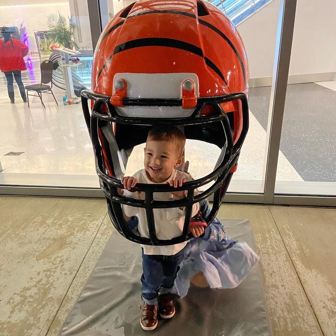 Además del soccer, 'Los Tacher' también tienen afición por el fútbol americano y Liam ya empieza a reconocer también este deporte.