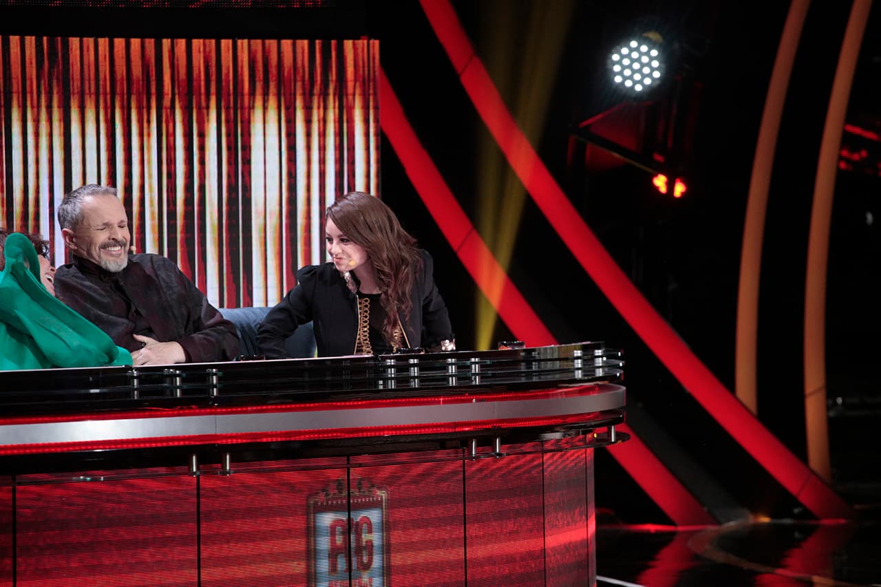 Dada la maldad recibida por Miguel, Karol decidió hacerle una petición a Gali y en la versión 'Karol dice' la 'Jueza de Hierro' le indicó a Gali que sería una buena idea que todos los jueces probaran el elote preparado por 'Beba'.