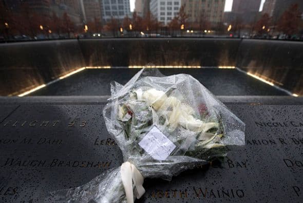 Colocaron un arreglo de flores frente a una de las cascadas ubicadas en donde solían estar las famosas Torres.