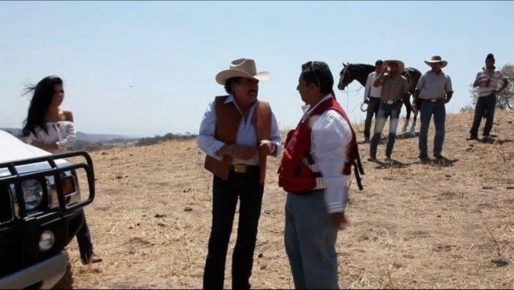 A pesar del cáncer que padecía, Mike Rodríguez describe cómo fue el estado de ánimo del cantautor mexicano: “Joan se mostró entero y sin quejarse de su enfermedad. Sólo pedía unos minutos para descansar pues a pesar de que el video dura simplemente cuatro minutos, fueron alrededor de 48 horas de ardua grabación”.