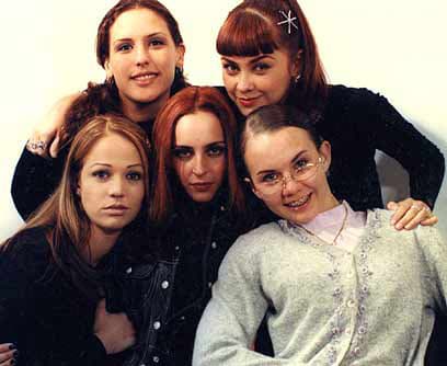 Ana Linares era una adolescente muy abandonada por su padre, un hombre de negocios que se la pasaba de viaje. Es por eso que vimos a Irán con una personalidad ruda y rebelde.