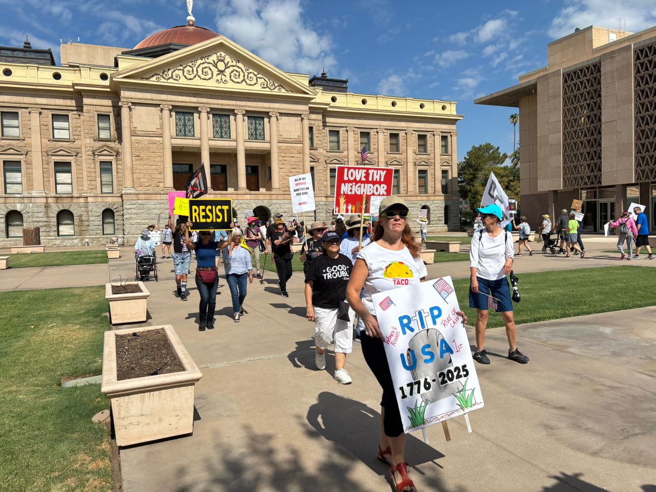 Decenas de personas se sumaron a la 
<b>movilización Good Troubles Lives On (Los grandes problemas perduran)</b> en el Capitolio de Arizona en Phoenix este jueves 17 de julio.