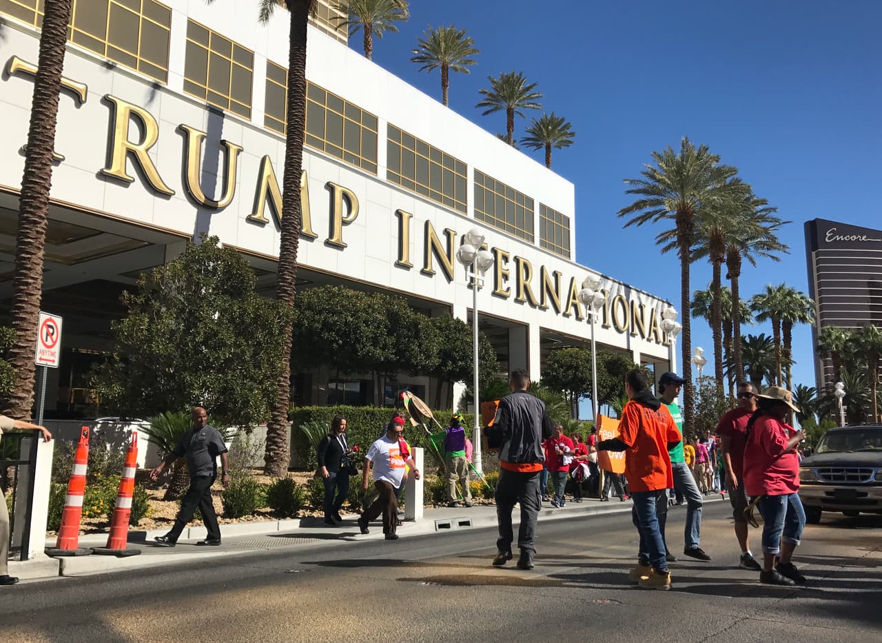 La entrada del hotel Trump International, en Las Vegas. Un poco más hacia el costado, los camiones formaron su 'muro' contra el magnate.
