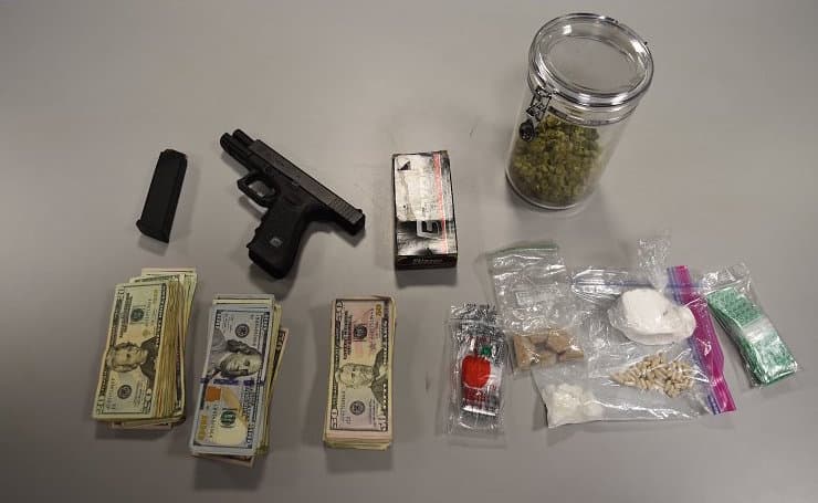 Dinero, arma y droga en decomiso de fuegos artificiales.