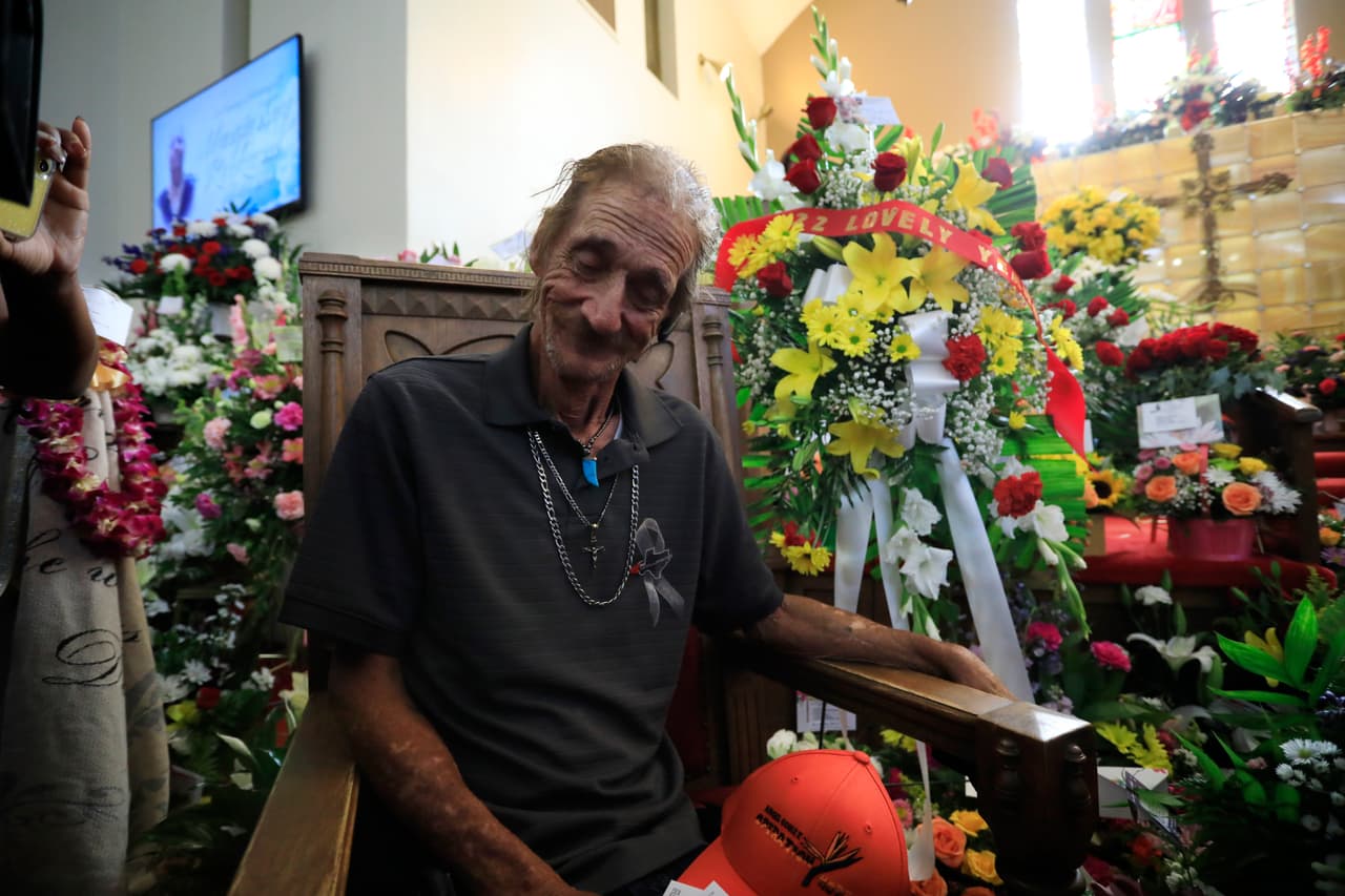 Más de 400 arreglos florales han sido enviados de todas partes del mundo para adornar el altar del templo. Antonio Basco perdió a su esposa, Margie Reckard, en el tiroteo en una tienda Walmart de El Paso, Texas.