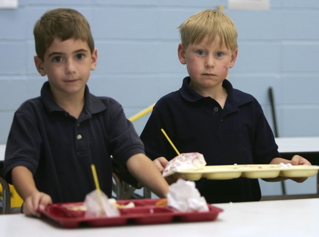 Entre el hambre y la humillación: los niños que son avergonzados por sus escuelas por no poder pagar el almuerzo