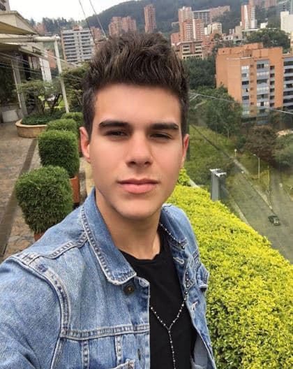 El público le dio un 90% y al pasar frente a los jueces estalló en llanto y Ricky lo abrazó.