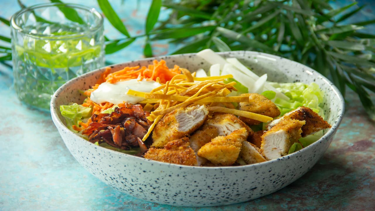 Ensalada con pollo empanizado