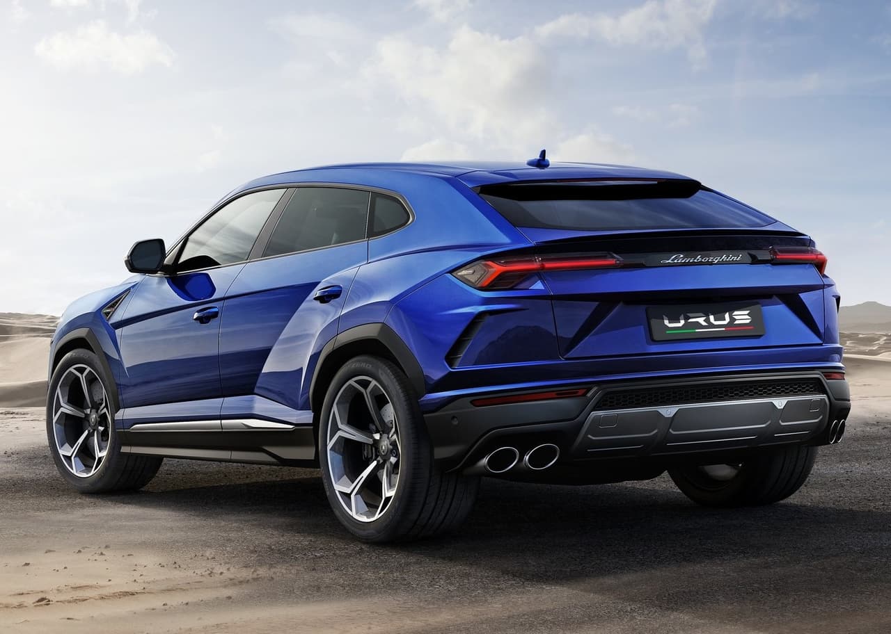 La Lamborghini Urus combina la deportividad y el lujo con la versatilidad que provee un vehículo utilitario, pues además de un alto caballaje, también ofrece
<b>hasta 22 pies cúbicos de espacio en el área de carga</b>.