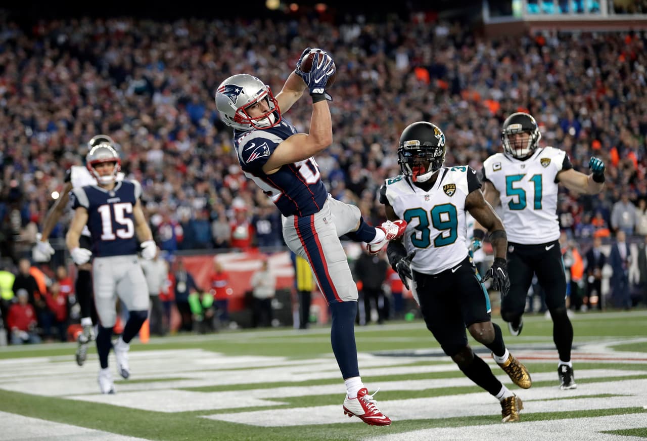 El wide receiver Danny Amendola (80), de los Patriots de Nueva Inglaterra, atrapa el pase de touchdown definitivo ante el safety Tashaun Gipson (39) y el linebacker Paul Posluszny (51), de los Jaguars de Jacksonville, en el duelo por el campeonato de la Conferencia Americana de la NFL, el domingo 21 de enero de 2018, en Foxborough, Massachusetts. (AP Foto/David J. Phillip)