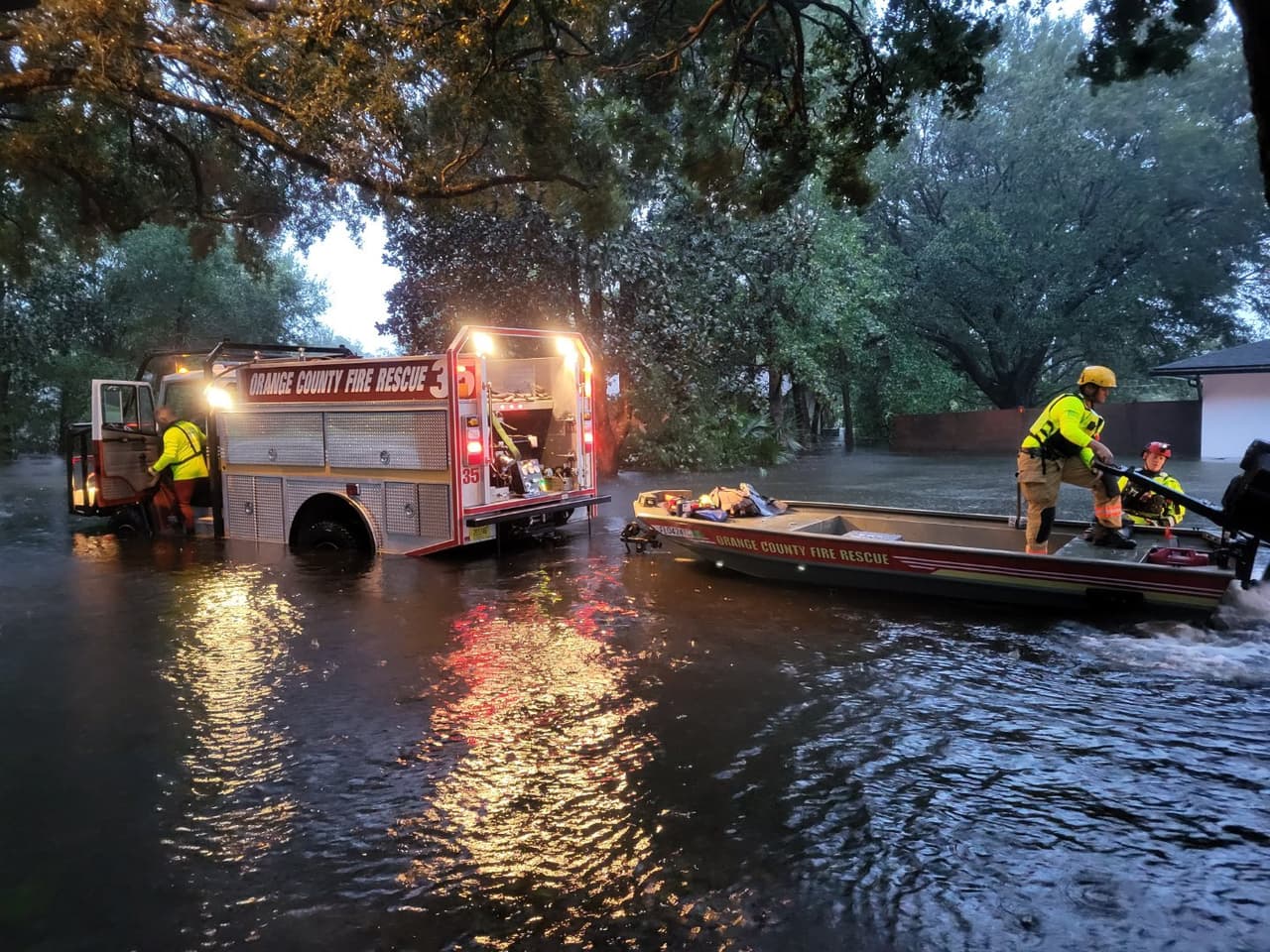 "Quédese adentro. Manténgase protegido... Hay mucha agua estancada ahí afuera. Hemos tenido inundaciones significativas en partes del condado Orange... Animo a todos a permanecer adentro en este momento", dijo el Alguacil John Mina este jueves.