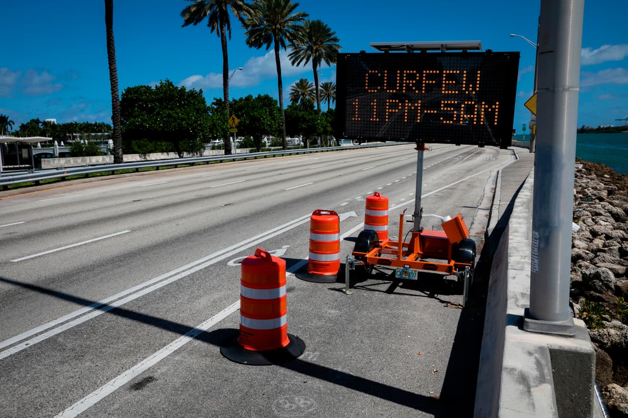 La policía de Miami Beach informó que por la visita de Trump, cerrará por completo el MacArthur Causeway, tanto para peatones, carros y ciclistas, desde las 7:00 pm hasta las 11:00 pm. 
<br>