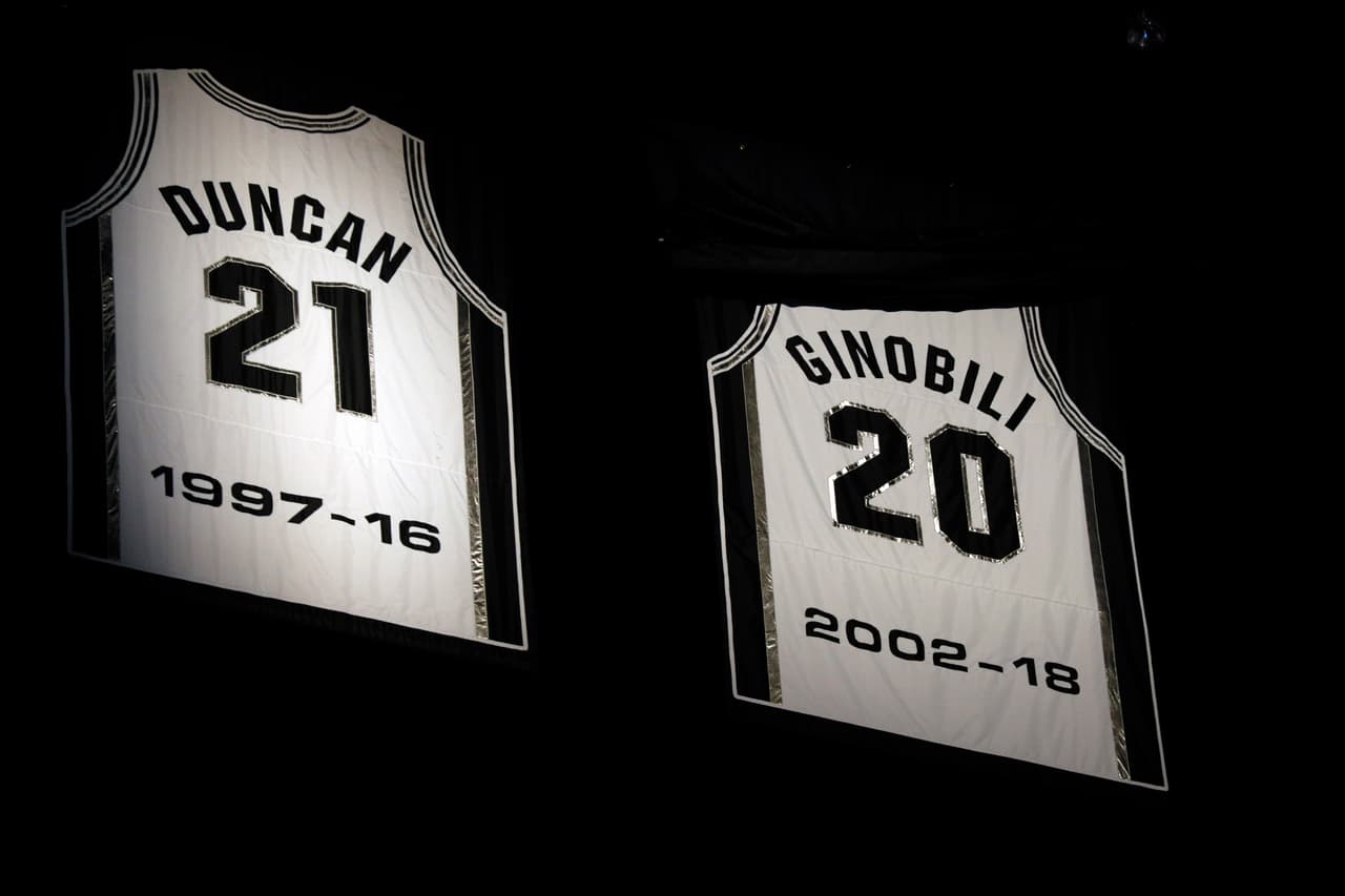 Y llegó el momento... una manta negra termina de descubrir el número y el jersey de Manu, quien por 16 años defendió con honor. Al lado de otro grande como Tim Duncan.