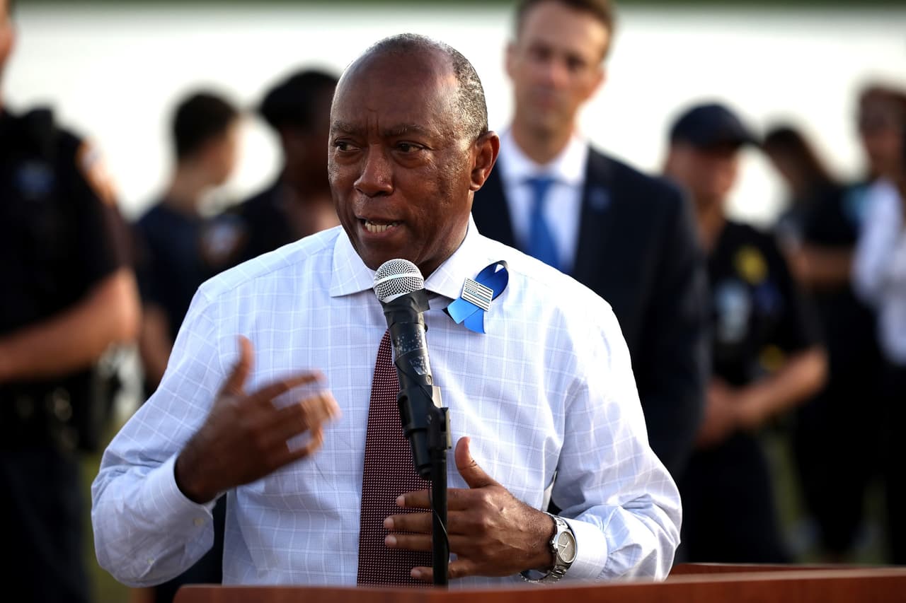 Sylvester Turner, alcalde de Houston, estuvo entre los asistentes a la vigilia y dijo que el oficial Sandeep Dhaliwal representaba todo lo que era bueno, correcto y justo.