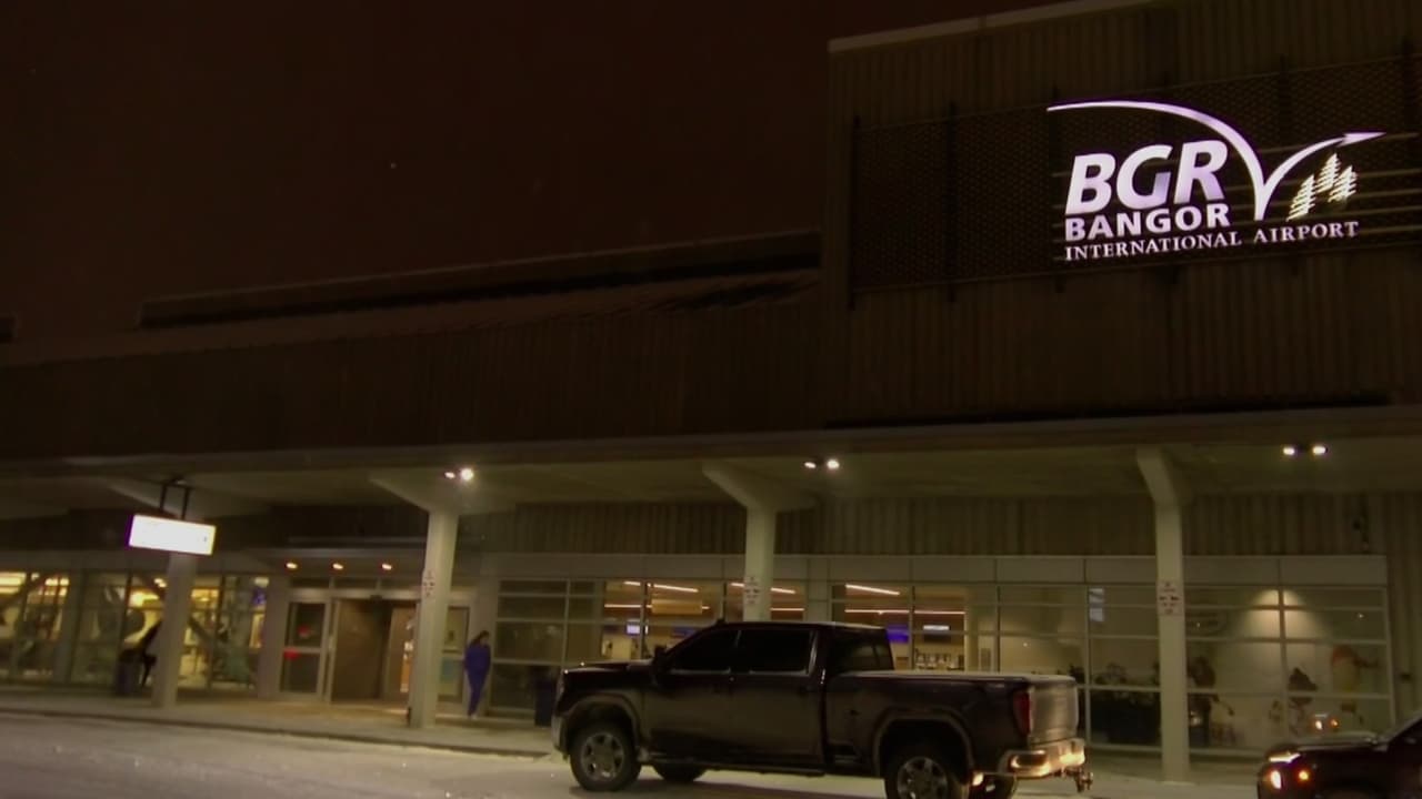 Avión privado se estrella en aeropuerto de Bangor, Maine, con 8 personas a bordo