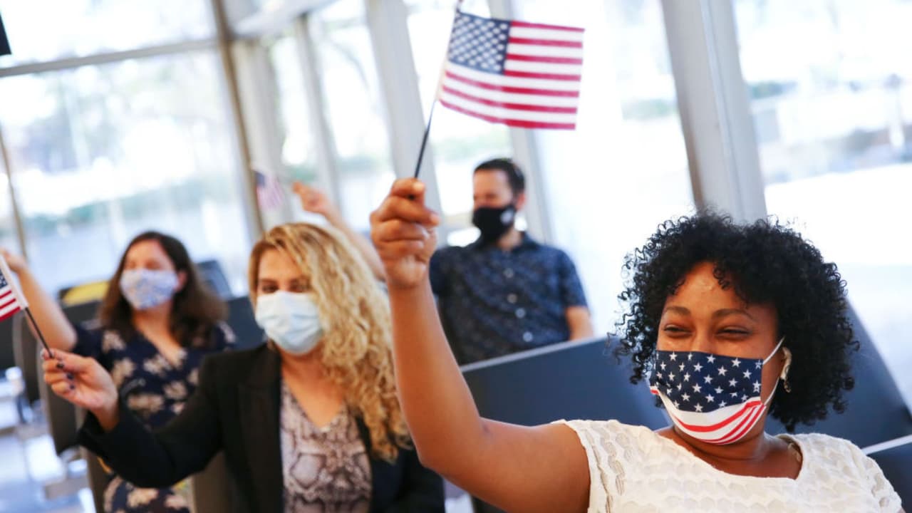 ¿Estás pensando en iniciar la solicitud de ciudadanía? Conoce las ayudas disponibles en California