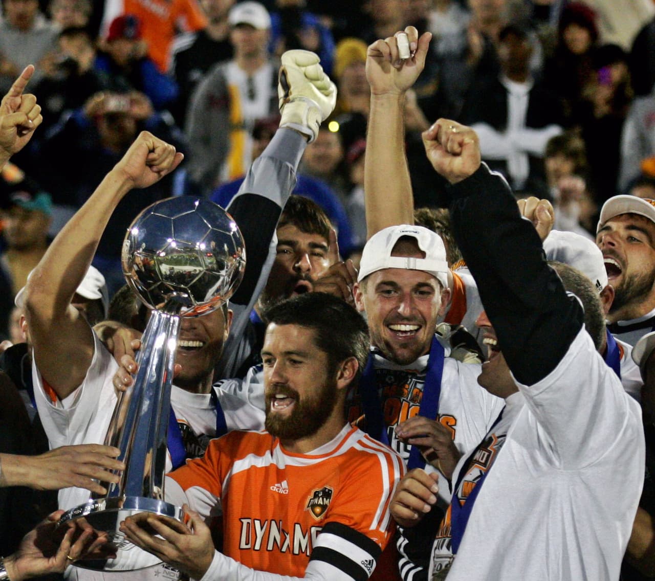En 2006 el campeón fue Houston Dynamo. Wade Barrett -quien en 2016 fue el técnico del equipo texano- fue quien recibió el trofeo en esa ocasión. (Reuters)