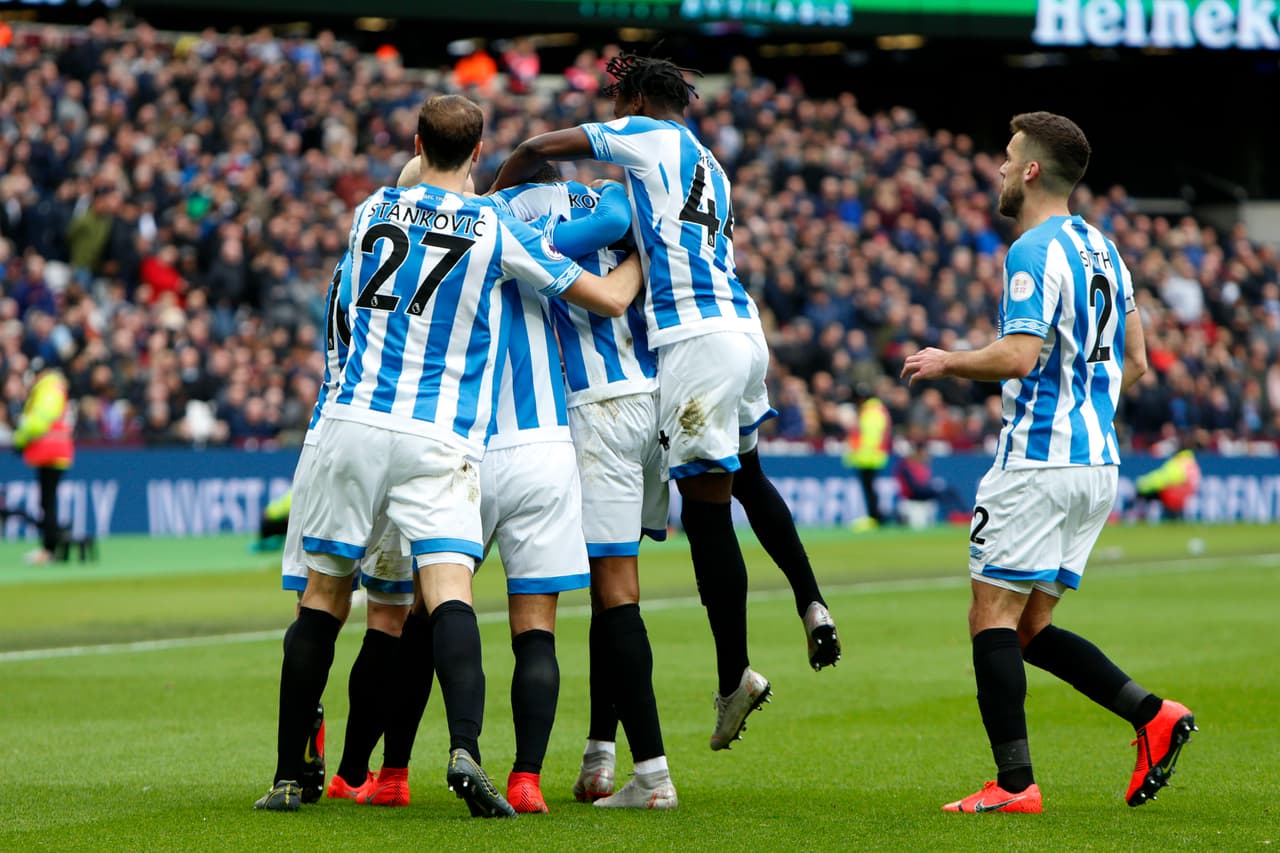 El holandés recibió un gran centro de Aaron Mooy y anticipando a los marcadores de los Hammers se levantó en el área para vencer a Fabianski.