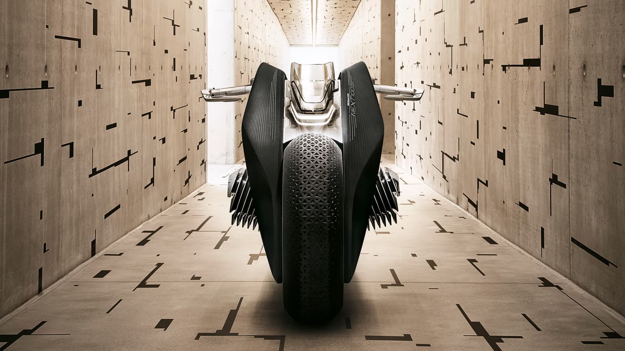 El sistema de suspensión es parte de los neumáticos. Es por ello que no se ven amortiguadores ni ningún otro componente tradicional del sistema de suspensión.