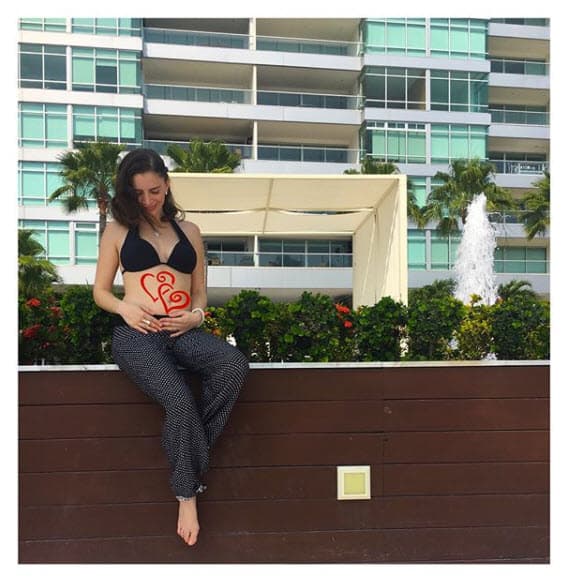 El 22 de noviembre Elizabeth Valdez reveló a través de sus redes sociales que estaba esperando su primer bebé: "✨Amor incondicional✨😍🤰🏻❤️✨ Siiiiiiiiiiiii voy a ser mamá y estoy muy emocionadaaaaaaaa!! 😁😃🎉 Soy muy feliz de tener el privilegio de ser el primer hogar de mi bebé, me siento inmensamente afortunada de vivir esta experiencia inexplicable, hace unos días comencé a sentir los movimientos de mi bebé y es la sensación más luminosa, amorosa e infinitamente tierna de toda mi existencia".