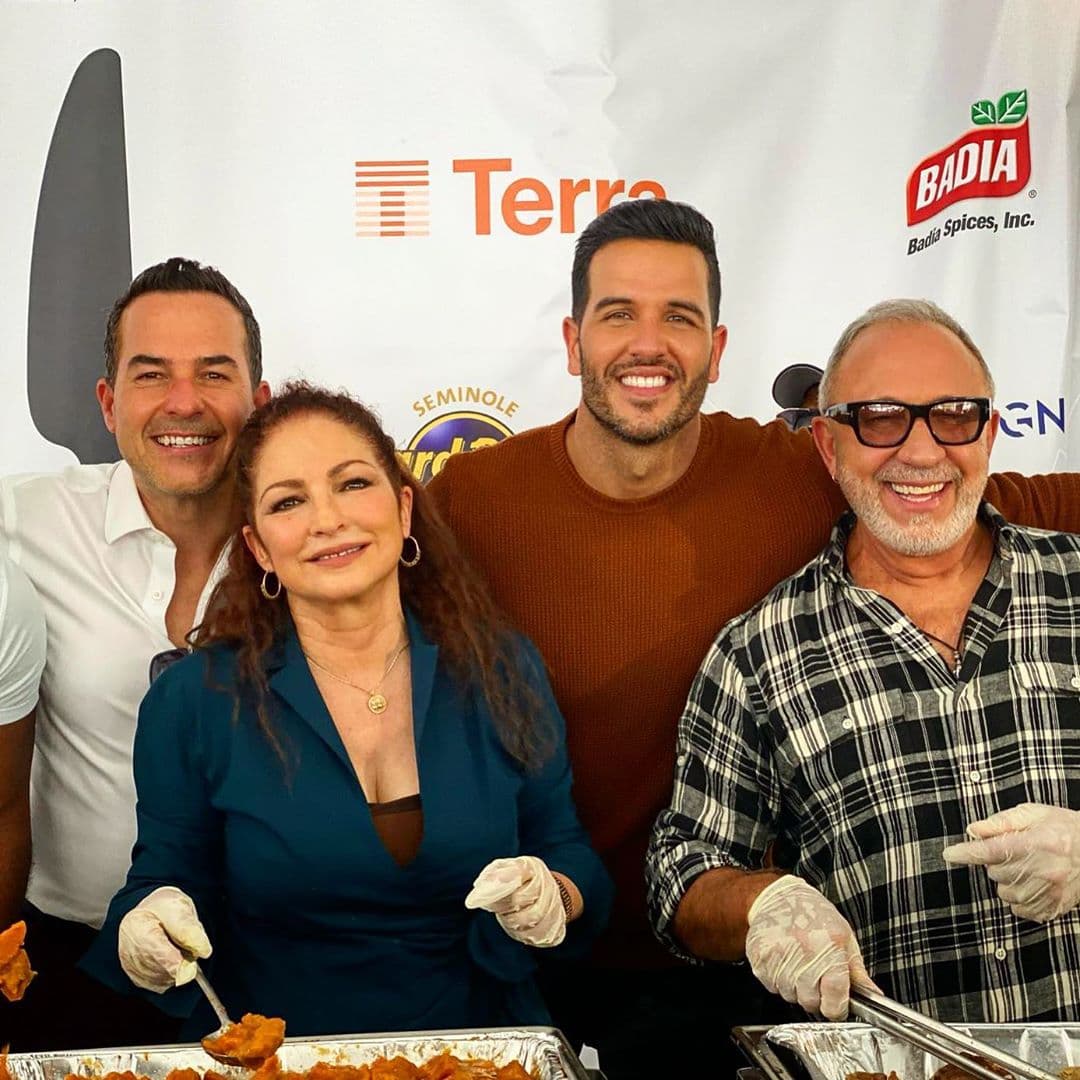 "Amo a estos dos gigantes: Emilio Estefan y Gloria Estefan donando rica comida de 'Thanksgiving' para agradecer y apoyar a la comunidad de Miami junto con mi querido Yisus Díaz", indicó Carlos Calderón.