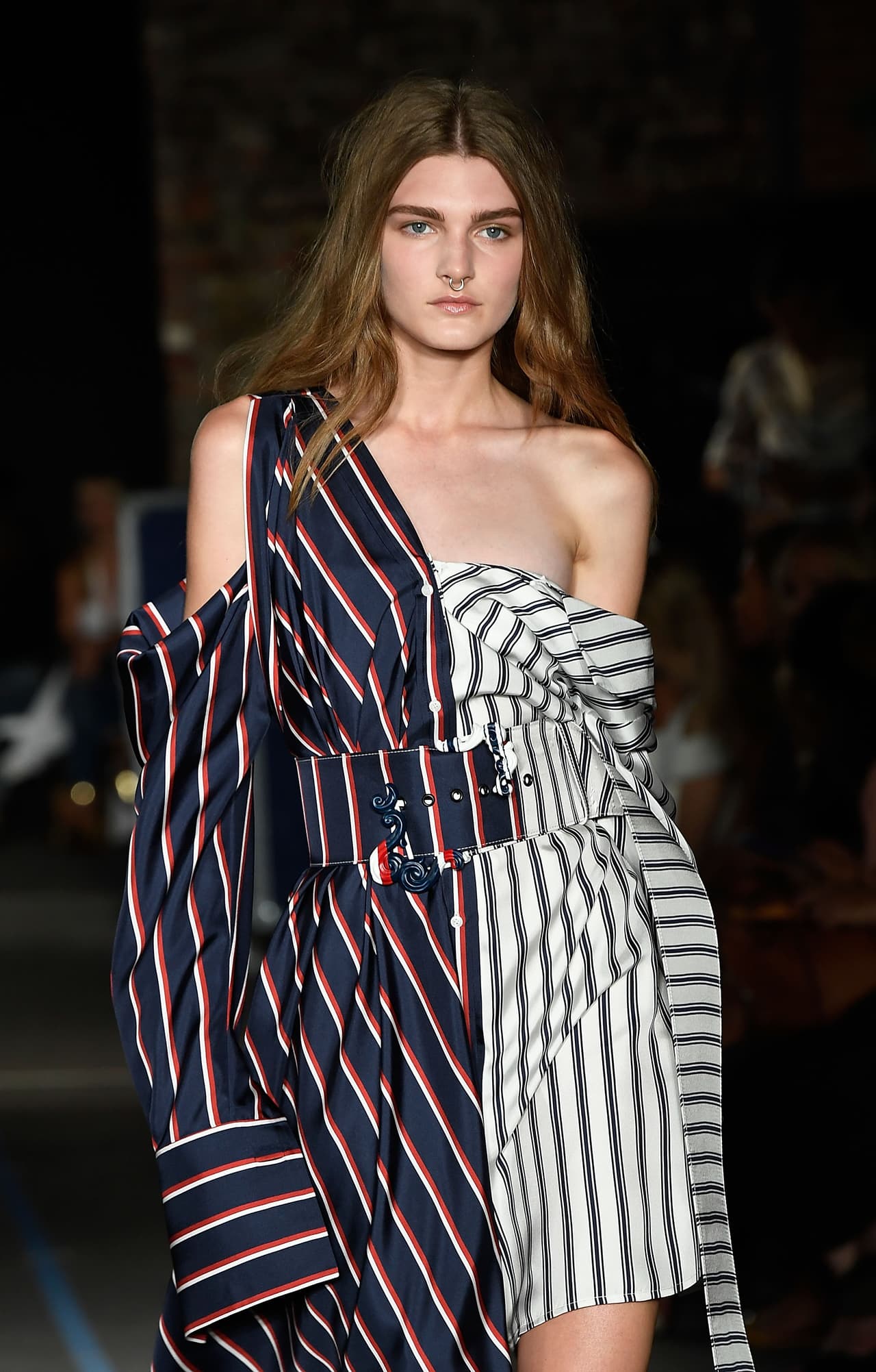 Aunque las claves estilísticas de Oscar de la Renta llevan su propio código, muy diferente del look elegante/rebelde de Monse, la colección de Primavera/Verano 2017 nos abre una ventana al futuro. Al parecer, las perspectivas son buenas, muy buenas.