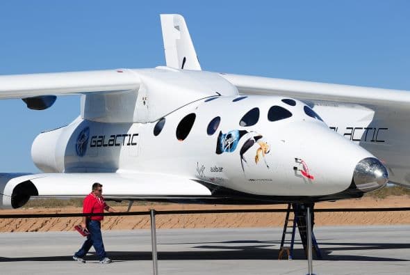 Su empresa aspira a enviar algún día gente al espacio y lanzar satélites por una fracción mucho menor del costo de los programas estatales, y tal vez ofrecer viajes intercontinentales a alta velocidad.