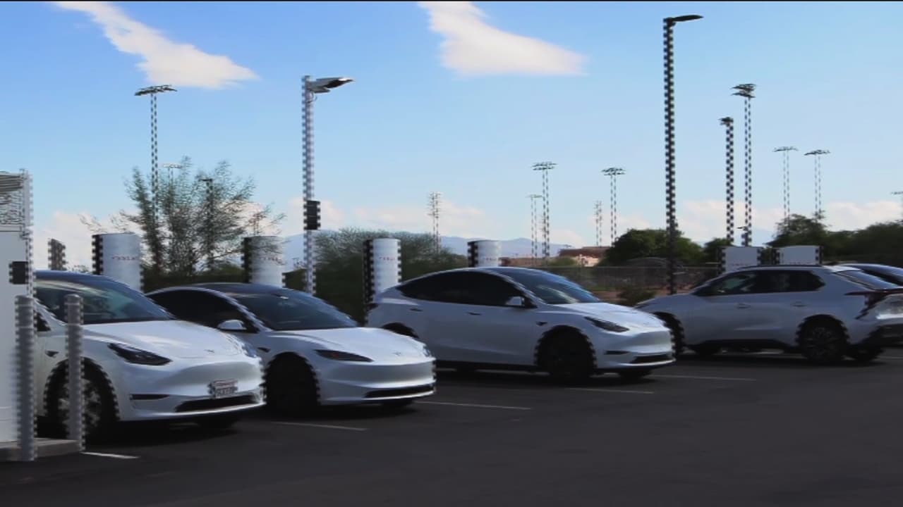 Estaciones de carga rápida para autos eléctricos en Yuma y Pima arrancan operaciones; residentes exigen más puntos
