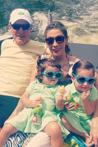 Por supuesto que en algunos de sus viajes familiares también van los orgullosos abuelos. ¿Crees que 
<b><a href="http://www.univision.com/temas/jacqueline-bracamontes">Jacqueline Bracamontes</a></b> tiene uno de los matrimonios más sólidos del espectáculo?