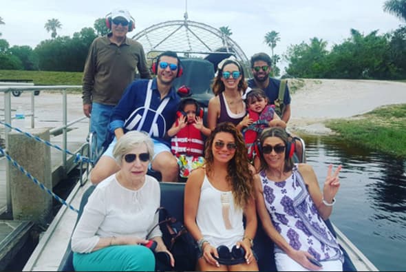 Le encanta consentirlas. Por eso es que siempre la vemos de paseo con la familia.