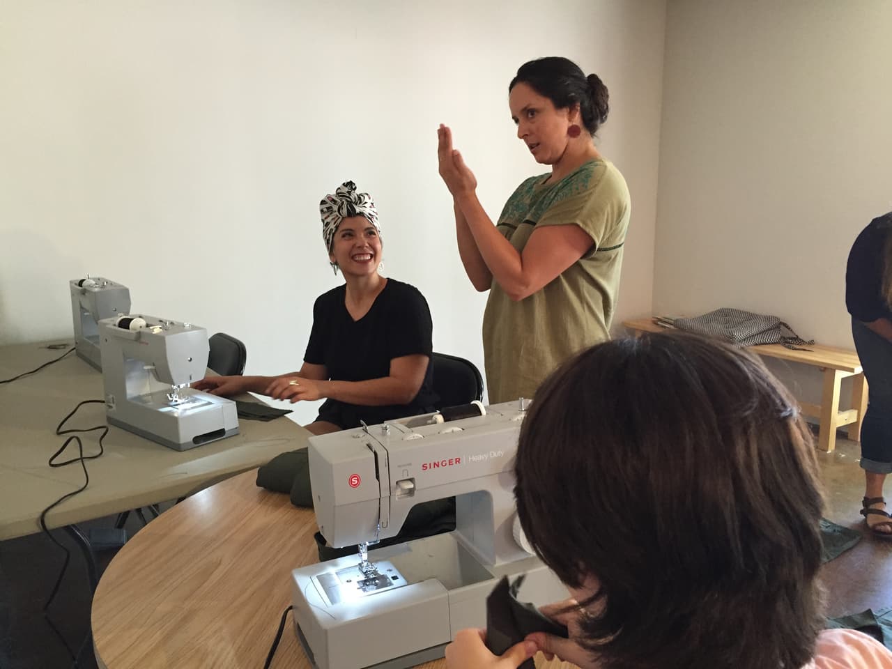 Margarita Cabrera muestra en su taller como elaborar las piezas