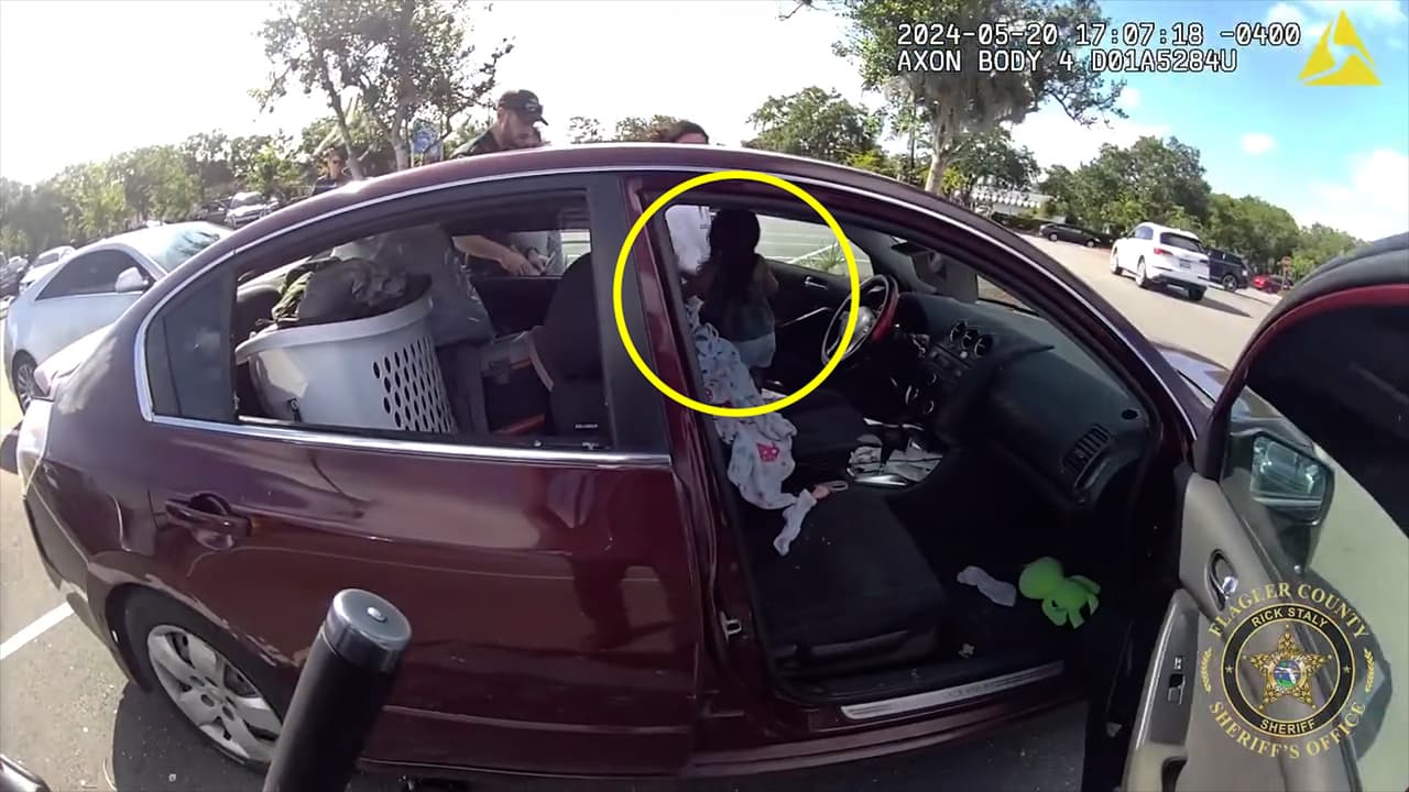 Rescatan a niña de 1 año de un carro expuesto al calor afuera de Walmart en Florida