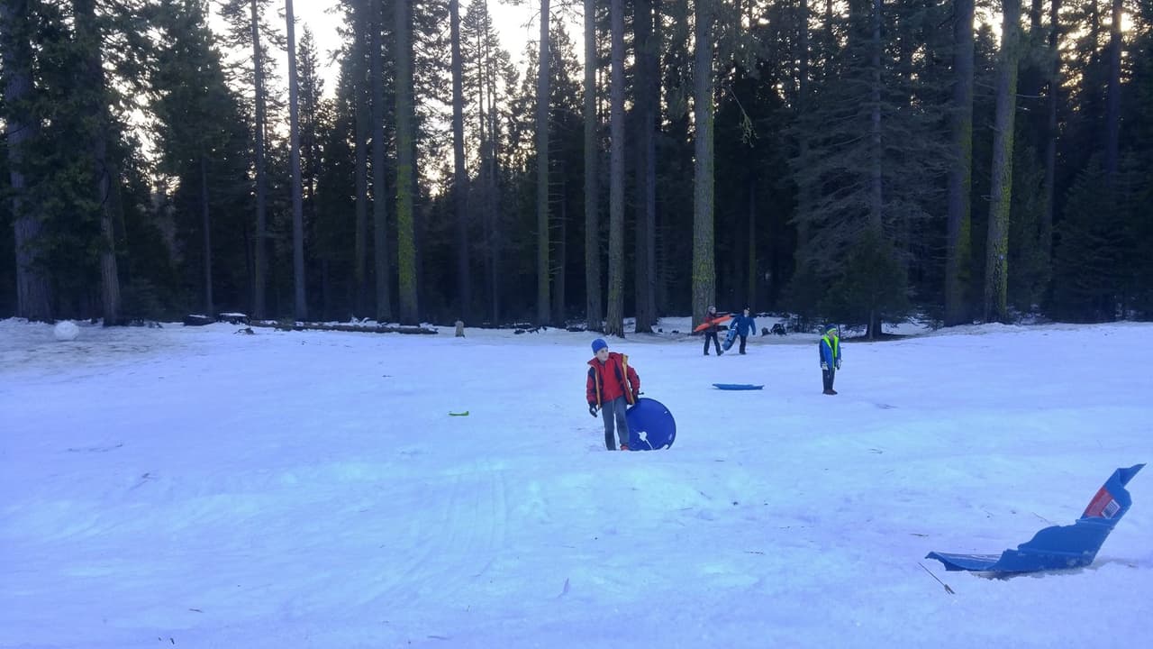 Uno de los lugares más populares de la región para jugar con la nieve, y hacer muñecos de nieve se encuentra a las afueras de la entrada sur de Yosemite a lo largo de la autopista 41 en Fish Camp.