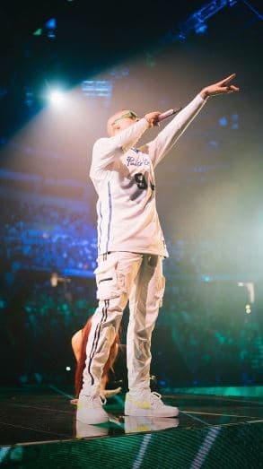 Uno de los primeros invitados en compartir escenario con el boricua fue J Balvin, con quien Bad Bunny interpretó 'Si tu novio no te deja sola', 'Sensualidad' y 'I like it'.