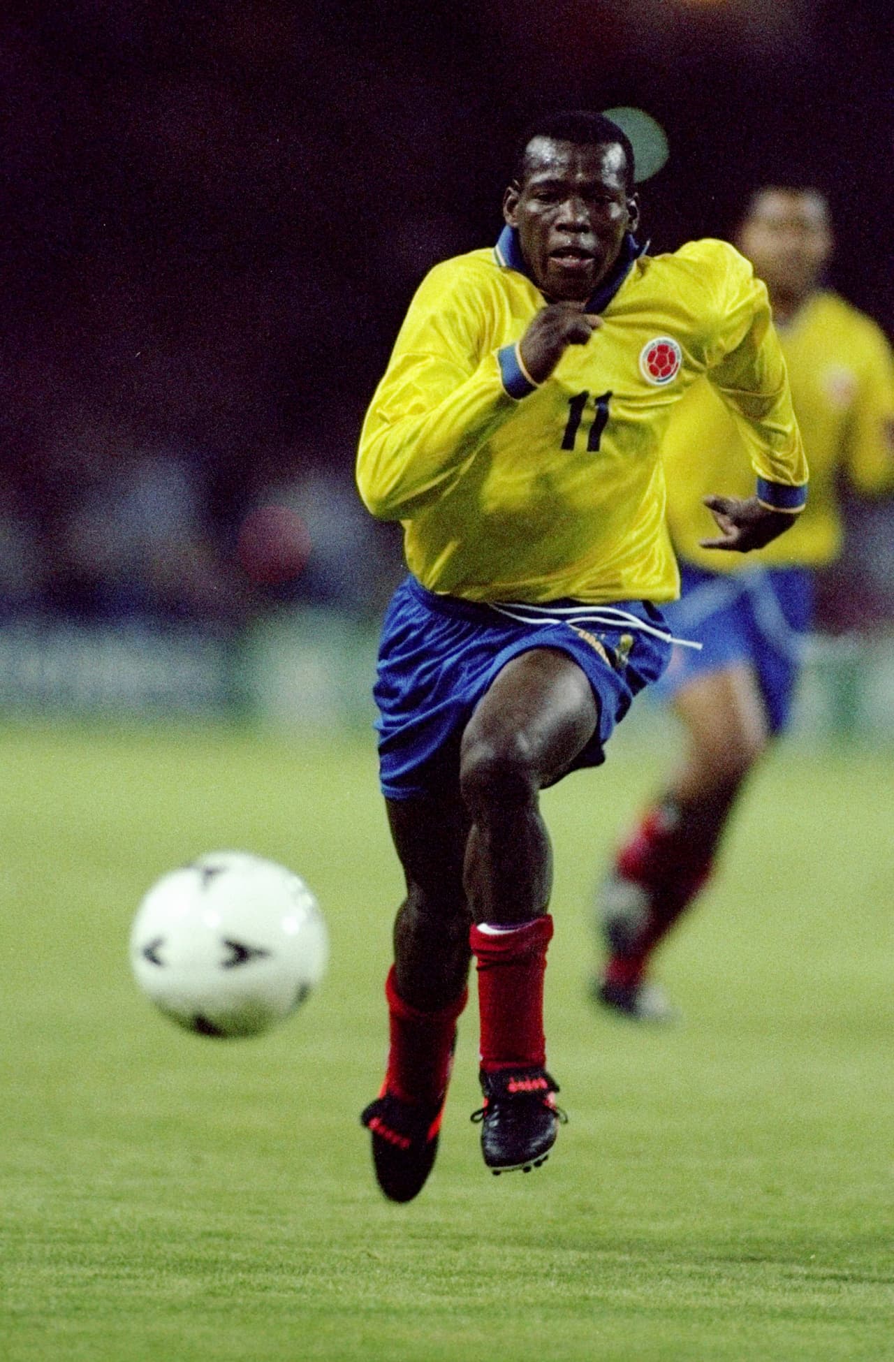 En vísperas del Mundial de Estados Unidos 1994, un año antes, Faustino Asprlla agredió al periodista Néstor Morales en el aeropuerto El Dorado de Bogotá, cuando se disponía a viajar a Italia para unirse al Parma. Además de los empujones, el 'Tino' le habría dicho al periodista: "Usted haga lo que quiera con su noticia, que yo me gano 50 millones de pesos mensuales, y usted no se gana nada".