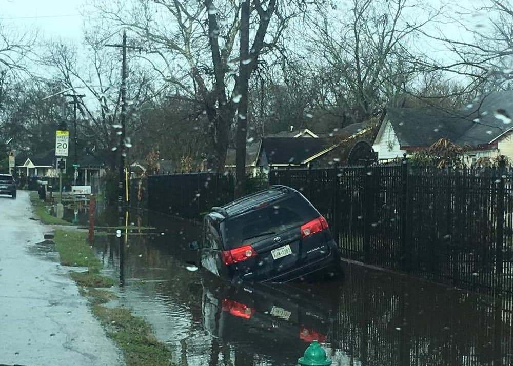 Varios vehículos quedaron varados en las vías al transitar por calles con acumulación de agua. (Foto cortesía de Alicia Barron tomada cerca a las calles Parker & Friendly).