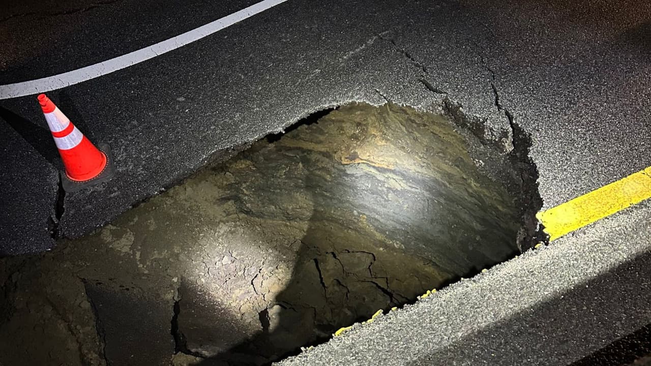 Socavón en tramo de la carretera estatal 92 obliga a su cierre en el condado de San Mateo