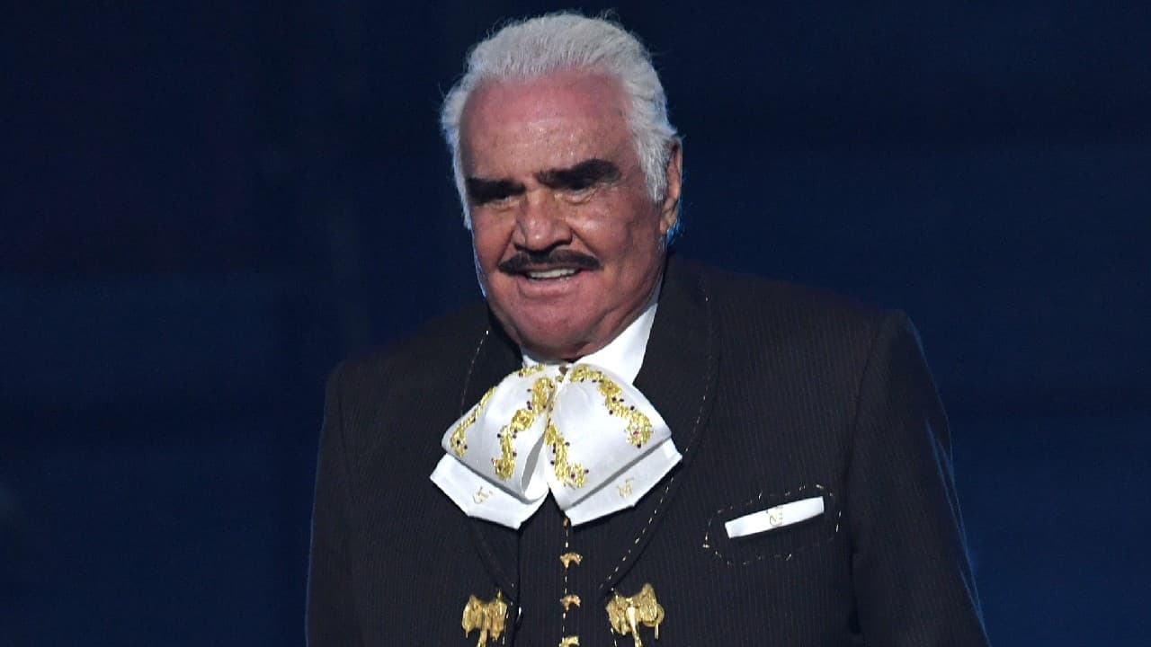 Vicente Fernández presenta debilidad en sus extremidades y continúa con ventilación mecánica