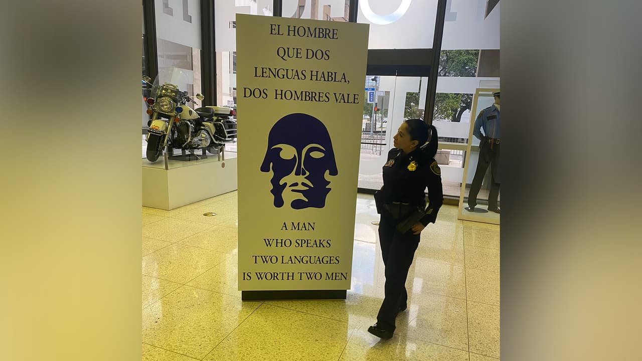 "A mi me da mucho orgullo tener este puesto no solamente para ayudar a la comunidad, sino para ayudar a las jovencitas y a todas las mujeres", dijo a
<b><a href="https://www.univision.com/local/houston-kxln/">Univision 45</a></b> la oficial Cantú.