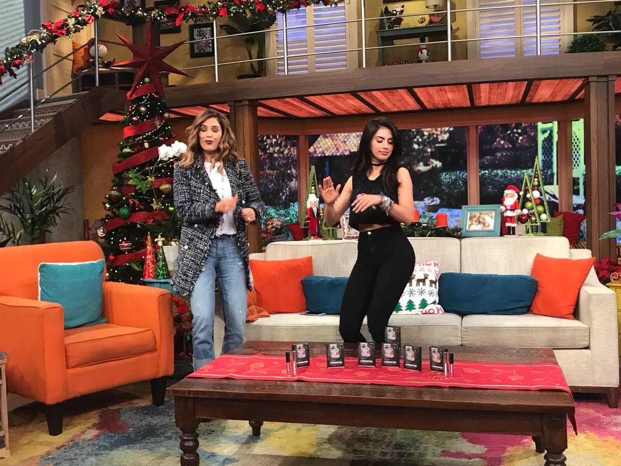 Como podemos ver Jessica no se hizo del rogar, ella al escuchar la música se puso a bailar.